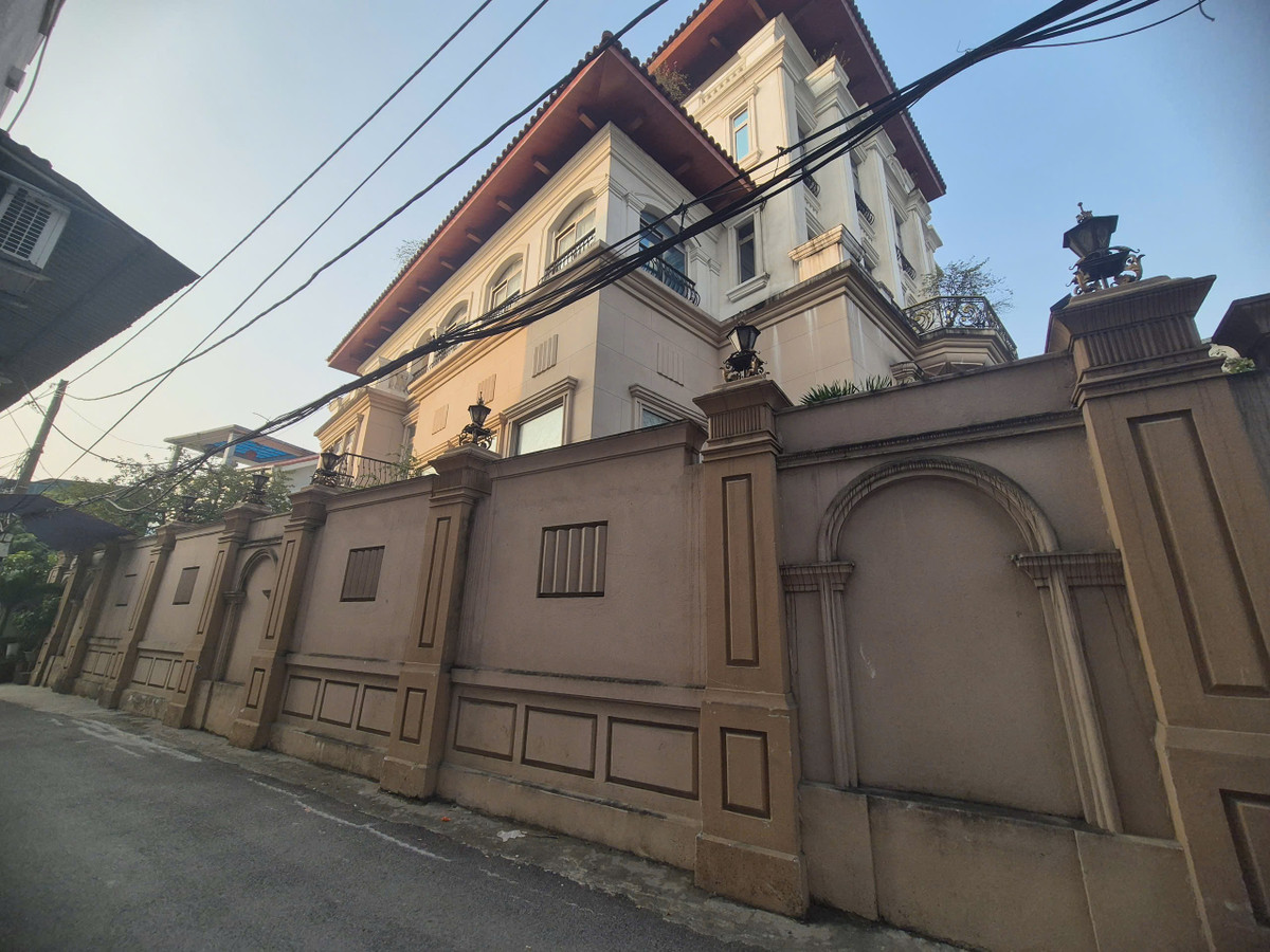 Bà Chu Thị Thành là mẹ của “đại gia kim cương” Chu Đăng Khoa và cũng là chủ sở hữu của một số công ty con khác như: Công ty TNHH Thiên Phú, CTCP Trung Long,... Ngoài ra còn được biết đến là bà trùm xăng dầu khét tiếng ở Nghệ An.