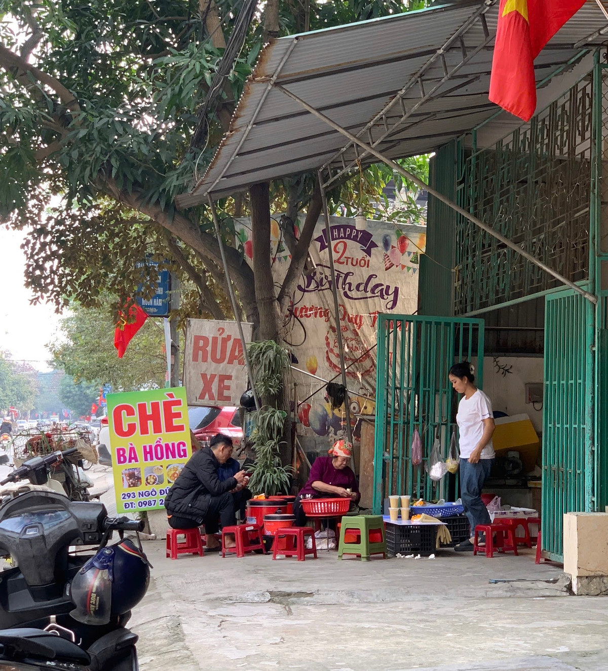 Sáng nay, có dịp ghé quán nước chè ở đường Ngô Đức Kế, gần nhà bà Chu Thị Thành, anh N.T.H. cho biết, bà Thành thường đi công tác, chỉ có chồng bà và các cháu là hay ở nhà. Hôm qua đang ngồi uống nước ở đây, anh H. thấy Công an cùng nhiều xe ô tô biển xanh đậu trước nhà. Cũng chỉ biết là khám nhà chứ không biết lý do vì sao.