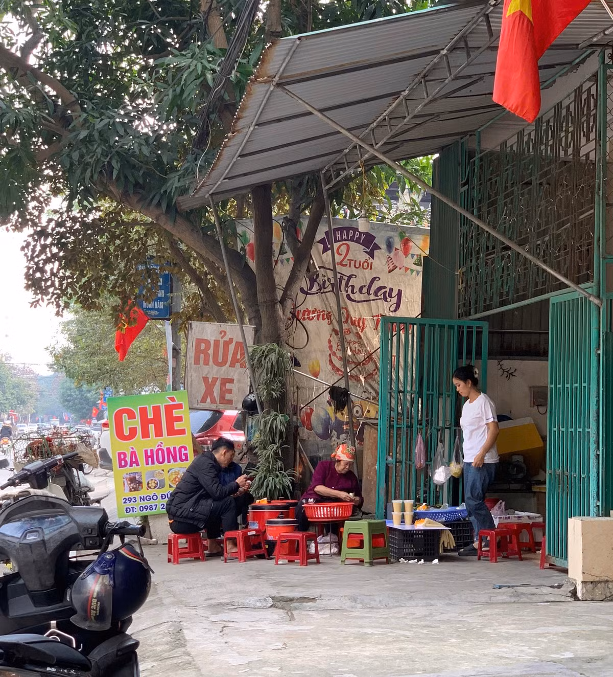 Sáng nay, có dịp ghé quán nước chè ở đường Ngô Đức Kế, gần nhà bà Chu Thị Thành, anh N.T.H. cho biết, bà Thành thường đi công tác, chỉ có chồng bà và các cháu là hay ở nhà. Hôm qua đang ngồi uống nước ở đây, anh H. thấy Công an cùng nhiều xe ô tô biển xanh đậu trước nhà. Cũng chỉ biết là khám nhà chứ không biết lý do vì sao.