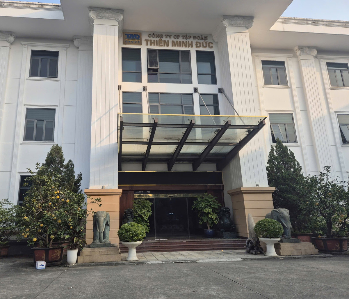 Thời gian gần đây, trụ sở làm việc của Tập đoàn Thiên Minh Đức thường vắng lặng, các phòng làm việc không hề có người, "cửa chốt, then cài" không còn cảnh người ra vào công ty tấp nập như trước.