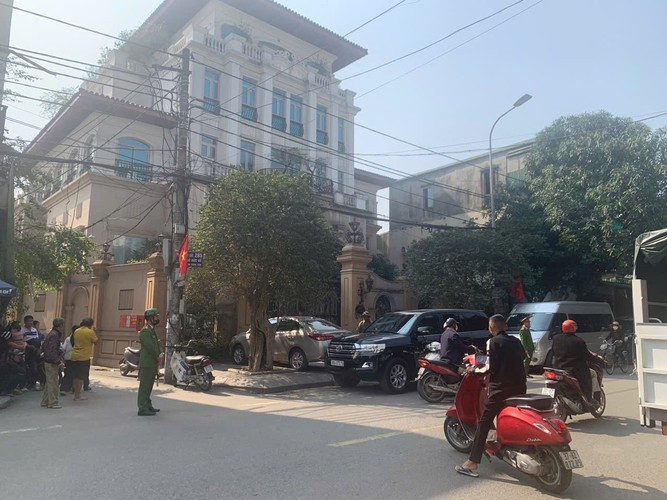 Trước đó, vào khoảng 10h30 trưa ngày 3/1, theo ghi nhận của phóng viên Tri thức và Cuộc sống, lực lượng công an cùng nhiều xe công vụ đang có mặt tại nhà riêng của bà Chu Thị Thành, ở số 289, đường Ngô Đức Kế, phường Vinh Tân, TP Vinh (Nghệ An).