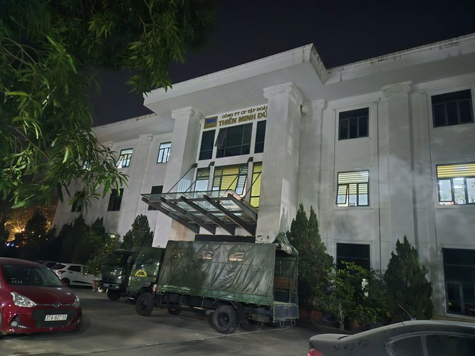 Lực lượng Công an có mặt tại trụ sở Công ty CP Tập đoàn Thiên Minh Đức ở số 2, đường Lê Mao, TP Vinh (Nghệ An) để tổ chức khám xét và thu thập tài liệu vào đầu giờ chiều đến đêm cùng ngày 3/1.