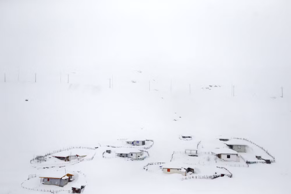 Các ngôi nhà trên núi Talysh vào một ngày tuyết trắng bao phủ trên núi Iran. Ảnh Sputnik