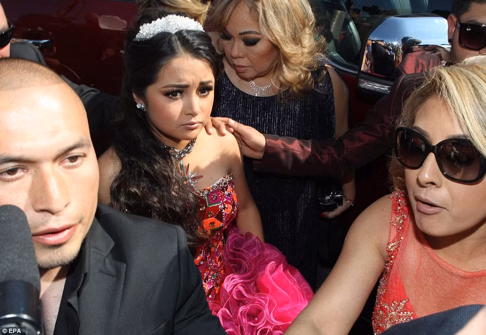 Ngày 26/12, gia đình cô bé Rubi Ibarra Garcia đã tổ chức tiệc sinh nhật hoành tráng để đánh dấu giai đoạn trưởng thành của cô bé hiện bước sang tuổi 15. Tuy nhiên, bữa tiệc diễn ra trong cảnh vô cùng hỗn loạn với hơn 1 triệu người dân từ khắp nơi đổ về cánh đồng rộng lớn ngoài làng La Joya, bang San Luis Potosi, Mexico. Ảnh Daily Mail