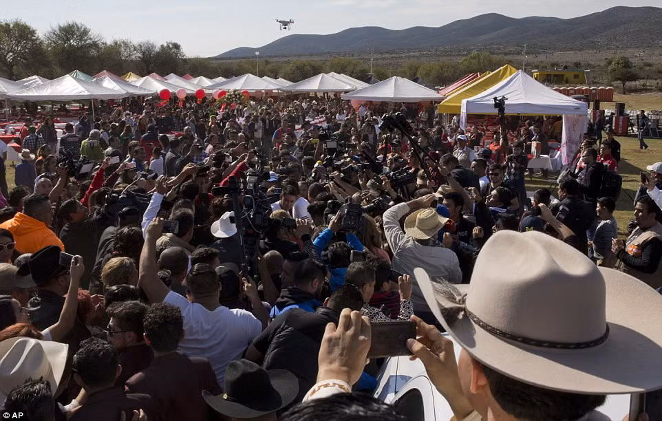 Quả thực, hôm 26/12, hơn 1 triệu người tới ngôi làng nhỏ bé Mexico này để chung vui cùng gia đình em. Ảnh: Hàng nghìn người dự buổi tiệc bé gái Rubi, gây nên khung cảnh chen lấn. Ảnh Daily Mail