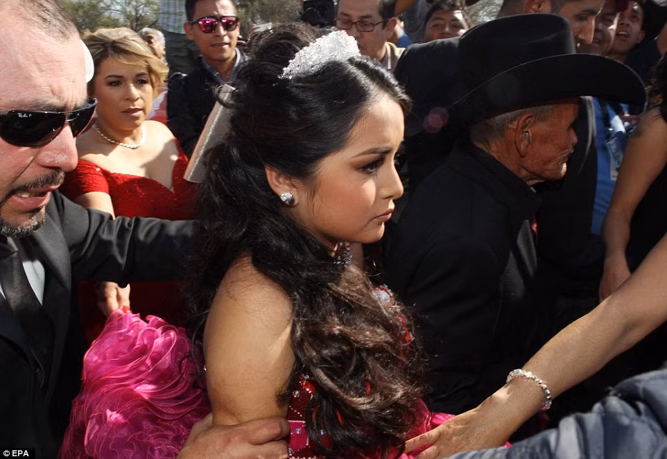 Chủ nhân bữa tiệc Rubi vất vả len qua đám đông những vị khách. Ảnh Daily Mail