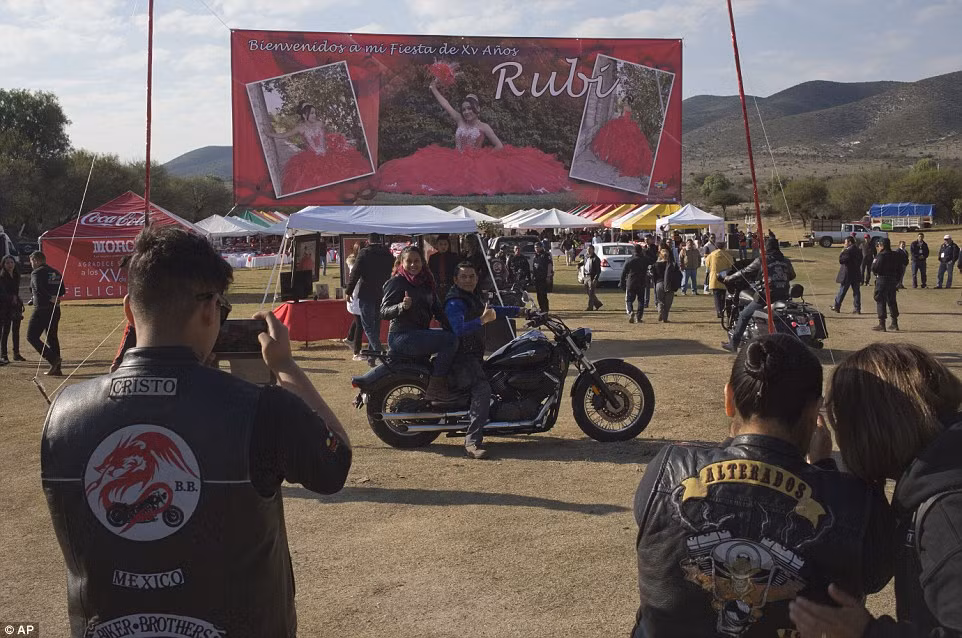 Một nhóm đua mô tô cũng hào hứng tạo dáng chụp ảnh. Ảnh Daily Mail