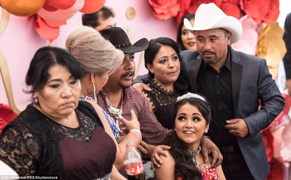 Rubi chụp ảnh cùng người thân trong gia đình trong một tấm ảnh. Ảnh Daily Mail