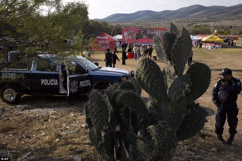 Cảnh sát cũng có mặt tại bữa tiệc để đảm bảo an ninh. Ảnh Daily Mail