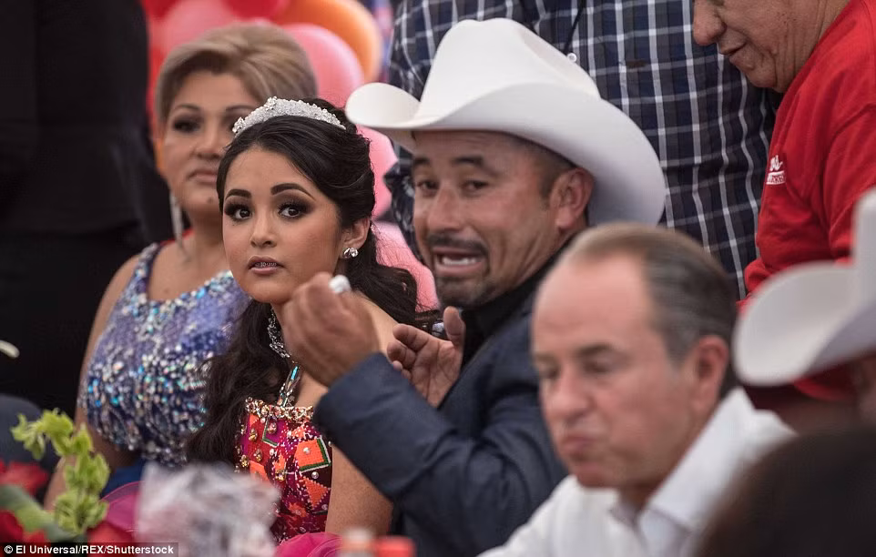 Biểu cảm chứa đựng nhiều cảm xúc của bố em khi thấy quá đông người tới dự bữa tiệc. Ảnh Daily Mail