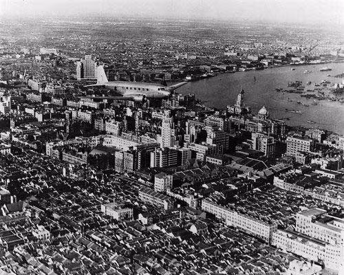 Máy bay bang ngang qua trên bầu trời thành phố Thượng Hải năm 1937. Ảnh news.china.com