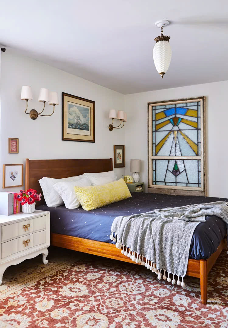 Nếu bạn vừa muốn tiết kiệm thời gian, công sức, vừa không muốn can thiệp/tác động nhiều vào cấu trúc ngôi nhà, bạn có thể thử treo kính màu lên một bức tường bất kì như một tác phẩm nghệ thuật - "cửa sổ giả" nhiều màu sắc sẽ lập tức nâng cấp không gian của bạn.