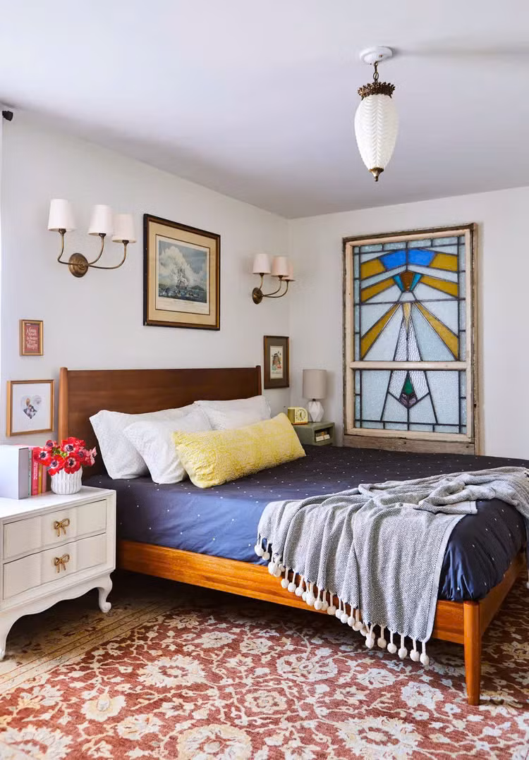 Nếu bạn vừa muốn tiết kiệm thời gian, công sức, vừa không muốn can thiệp/tác động nhiều vào cấu trúc ngôi nhà, bạn có thể thử treo kính màu lên một bức tường bất kì như một tác phẩm nghệ thuật - "cửa sổ giả" nhiều màu sắc sẽ lập tức nâng cấp không gian của bạn.