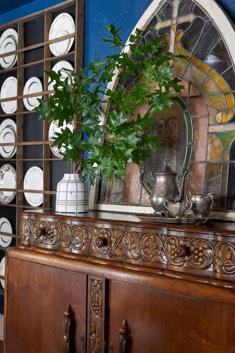 Tương tự như treo một cửa sổ kính màu trên tường, hãy thử đặt một kính màu lên trên bề mặt của tủ đựng đồ ăn hoặc tủ đựng đồ và dựa vào tường. Xếp các tác phẩm nghệ thuật hay trưng bày các món đồ xung quanh.