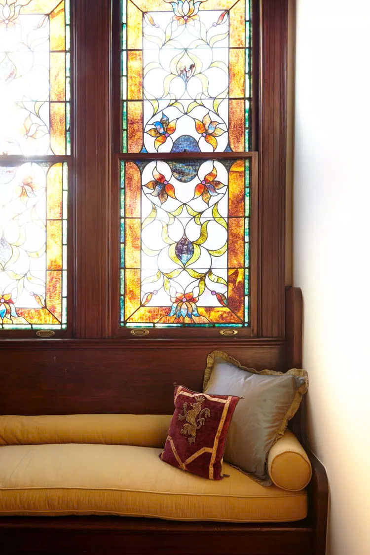 Thêm một cửa sổ kính màu vào góc đọc sách của bạn để tăng thêm sự ấm cúng cho không gian này.