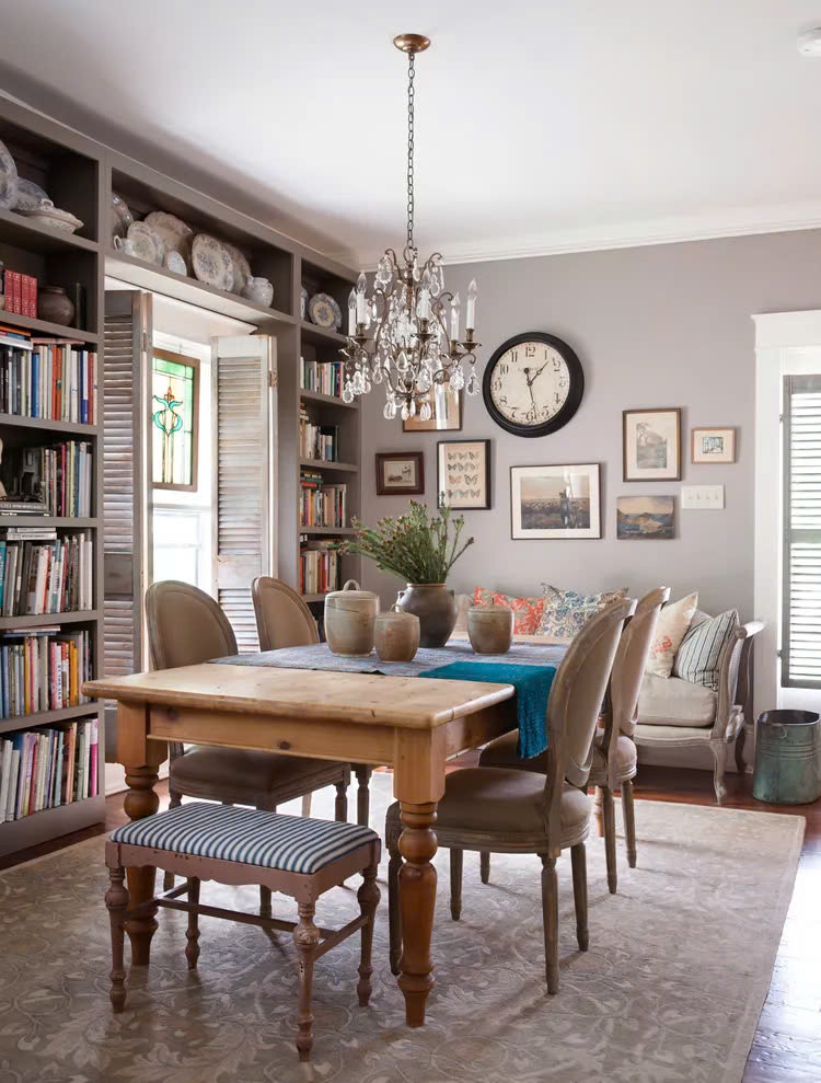 Lắp đặt hoặc trưng bày một cửa sổ nhiều màu trong phòng ăn hay những phòng sử dụng tông màu trung tính để tạo điểm nhấn.