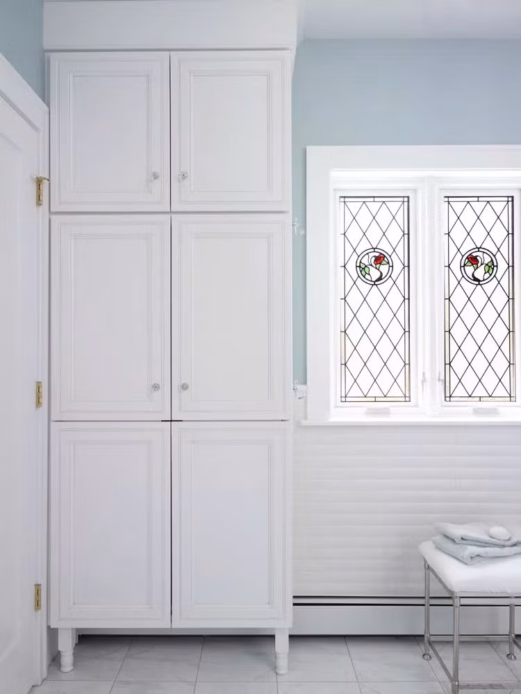 Không phải tất cả kính màu đều nhiều màu sắc vì thế, nếu thích phong cách tối giản, bạn có thể sử dụng kính màu như hình.