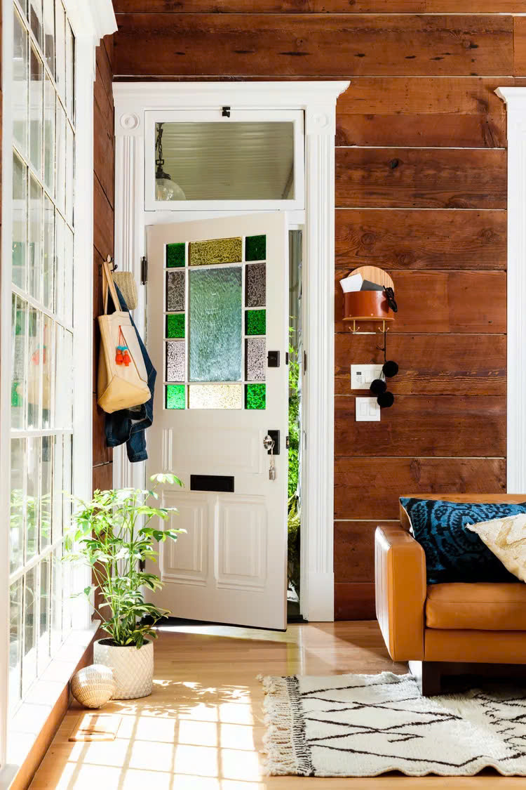 Nếu bạn đang có ý tưởng cải tạo cửa trước, bạn có thể thử kính mờ hay kính màu để tăng sự riêng tư cũng như tạo điểm nhấn cho khu vực này. Ngoài cửa chính, bạn cũng có thể cân nhắc kính màu cho cửa tủ bếp, cửa tủ quần áo hoặc phòng tắm nắng.