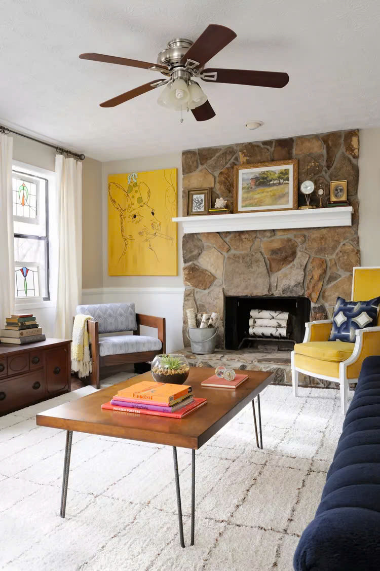 Nếu đang ở phòng trọ hay bạn chỉ có "quyền hạn" trong không gian phòng riêng, bạn có thể thử cân nhắc việc thay cửa kính cửa sổ thông thường thành kính cửa sổ màu - chi tiết nhỏ này sẽ khiến không gian thêm sinh động.