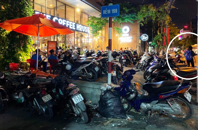 Không còn lối đi trên vỉa hè cho người đi bộ. "Người buôn gánh bán bưng thì bị rượt đuổi, tịch thu hàng hóa vì vi phạm lấn chiếm vỉa hè, lòng lề đường. Còn "nhà giàu" The Coffee House thì ngang nhiên vi phạm nhưng chưa thấy bị xử lý", bà Hai, một người bán hàng rong trên đường Đặng Văn Bi, quận Thủ Đức nói trong sự bức xúc.