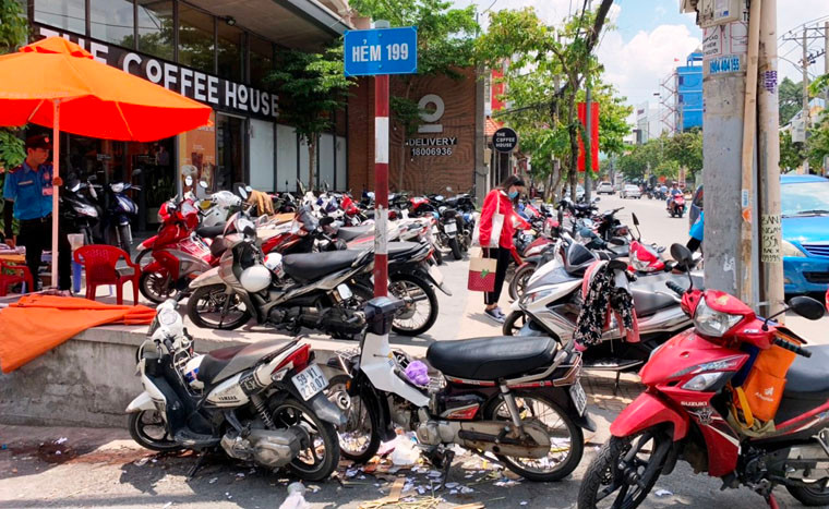 The Coffee House chiếm vỉa hè để kinh doanh - Hình 2 The Coffee House chiem via he de kinh doanh-Hinh-2