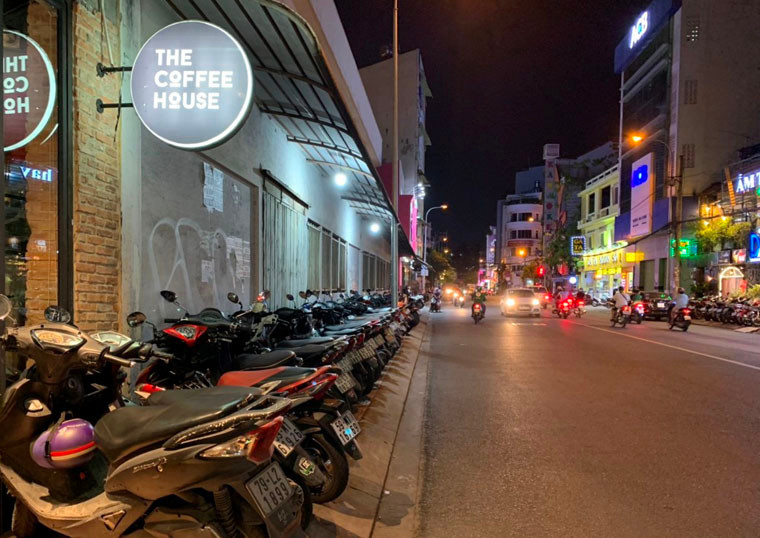 Theo phản ánh của người dân, The Coffee House thường xuyên chiếm dụng vỉa hè để giữ xe cho khách gây cản trở giao thông nghiêm trọng.