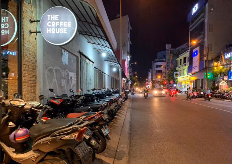 Theo phản ánh của người dân, The Coffee House thường xuyên chiếm dụng vỉa hè để giữ xe cho khách gây cản trở giao thông nghiêm trọng.