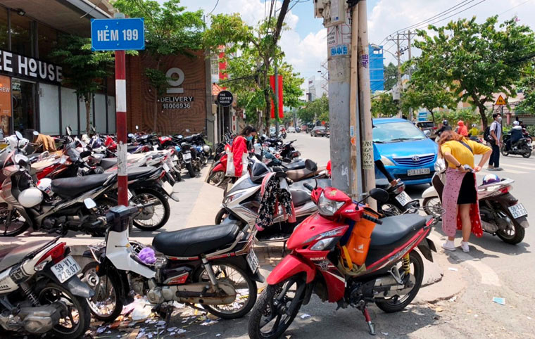 Vỉa hè bị chiếm dụng tuyệt đối The Coffee House trên đường Đặng Văn Bi, phường Trường Thọ, quận Thủ Đức, TP HCM...