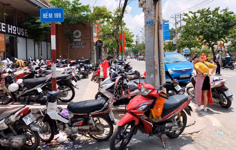 Vỉa hè bị chiếm dụng tuyệt đối The Coffee House trên đường Đặng Văn Bi, phường Trường Thọ, quận Thủ Đức, TP HCM...