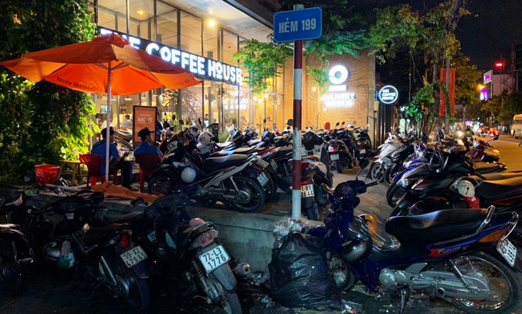 Đêm về vỉa hè cũng không thoát khỏi cảnh bị chiếm dụng.