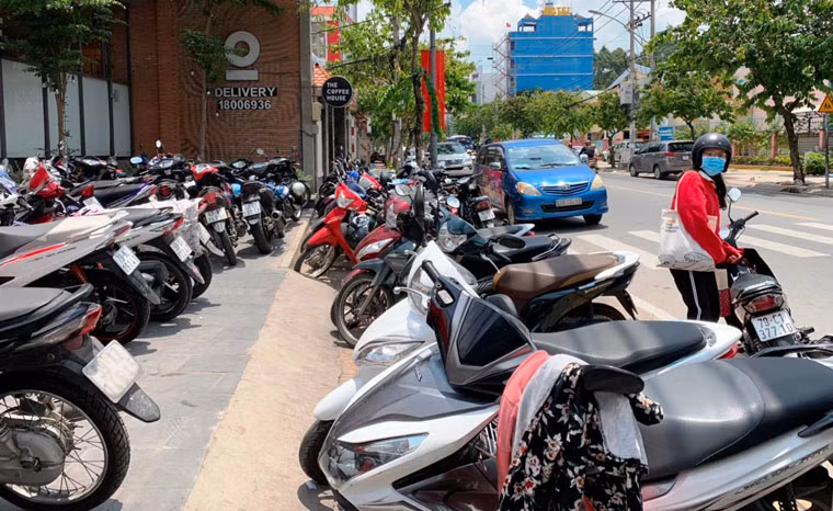 Hẻm 199 và vỉa hè đường Đặng Văn Bi, phường Trường Thọ, quận Thủ Đức, TP HCM bị The Coffee House "cướp" trọn.