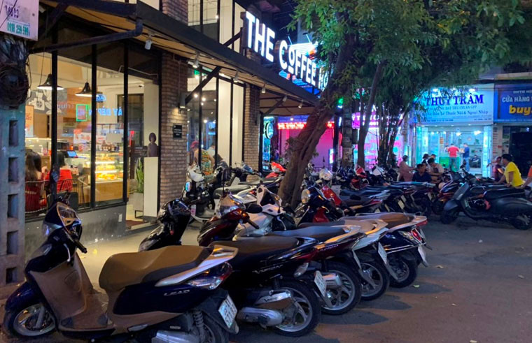 Theo ghi nhận của PV Kiến Thức, bất kể ngày đêm, từ các quận trung tâm ra đến ngoại thành TP HCM, nhân viên của The Coffee House ngang nhiên chiếm trọn vỉa hè, hẻm nhỏ để giữ xe cho khách.