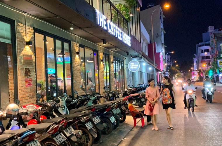 Người đi bộ bị đẩy xuống đường như thế này.