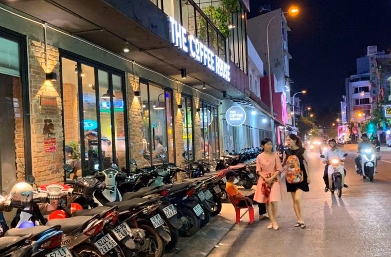 Người đi bộ bị đẩy xuống đường như thế này.