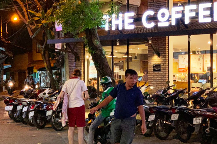 Toàn bộ vỉa hè, hẻm nhỏ bị The Coffee House chiếm dụng để xe cho khách vào quán.