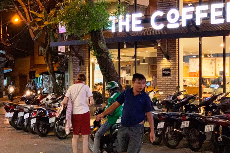 Toàn bộ vỉa hè, hẻm nhỏ bị The Coffee House chiếm dụng để xe cho khách vào quán.