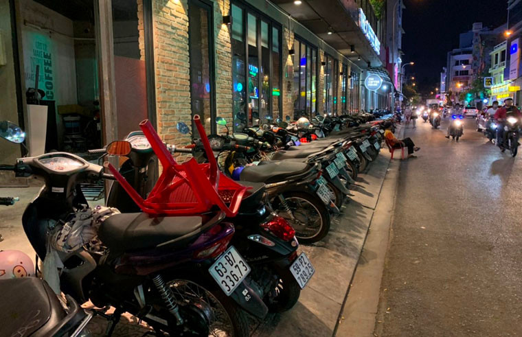 The Coffee House "xí" trọn vỉa hè trên đường Út Tịch, quận Tân Bình.