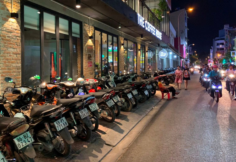 Trong khi các cấp chính quyền TP HCM ra sức dành lại vỉa hè cho người đi bộ, xử lý nghiêm bất kể cá nhân, tổ chức, doanh nghiệp nào lấn chiếm vỉa hè để kinh doanh, mua bán... thì một doanh nghiệp lớn như The Coffee House lại ngang nhiên vi phạm.