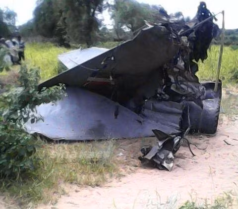 Chiếc máy bay MiG-21 đã bị phát nổ và cháy dữ dội, nhiều bộ phận bị thiêu hủy, chỉ còn lại một vài phần lớn như phần đuôi máy bay ở trong ảnh.