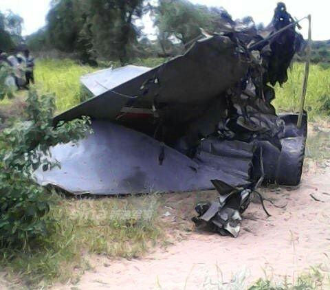 Chiếc máy bay MiG-21 đã bị phát nổ và cháy dữ dội, nhiều bộ phận bị thiêu hủy, chỉ còn lại một vài phần lớn như phần đuôi máy bay ở trong ảnh.