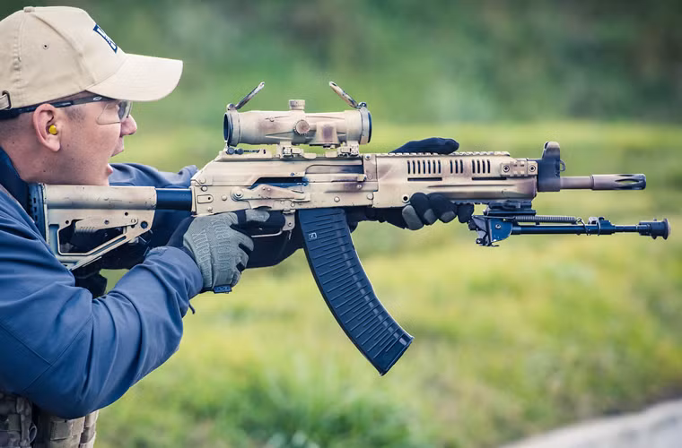 Những chiến sĩ trong chiến đấu sẽ cảm thấy hài lòng khi có một vũ khí vừa gọn nhẹ linh hoạt, lại vừa đa năng trong chiến đấu, có thể khạc ra những cơn mưa đạn về mục tiêu.