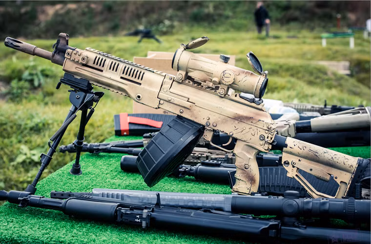 Từ nền tảng này, Kalashnikov đã tạo ra một loại vũ khí đa chức năng thật sự. Súng máy RPK-16 được thiết kế dành riêng cho Lực lượng Đặc biệt Spetsnaz, lính dù và một số đơn vị phản ứng nhanh khác nhau, nòng súng được chế tạo dầy hơn để không bị quá nóng khi bắn cấp tập.