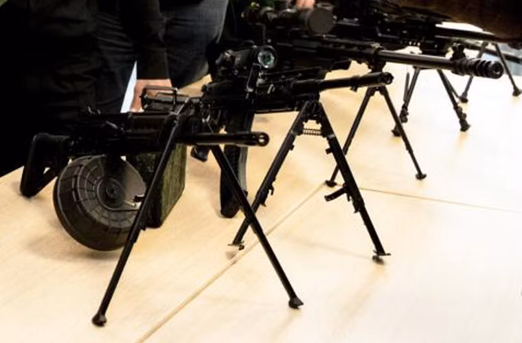 Khối lượng của súng chỉ 4kg, chiều dài khi kéo hết báng là 1076mm, khi rút báng là 896mm, cấu tạo súng từ thép tốt và vật liệu nhựa siêu bền, giúp cho súng vừa nhẹ, vừa bền lại có tính thẩm mỹ cao. Đây là một trong những khẩu súng máy tốt nhất của Nga.