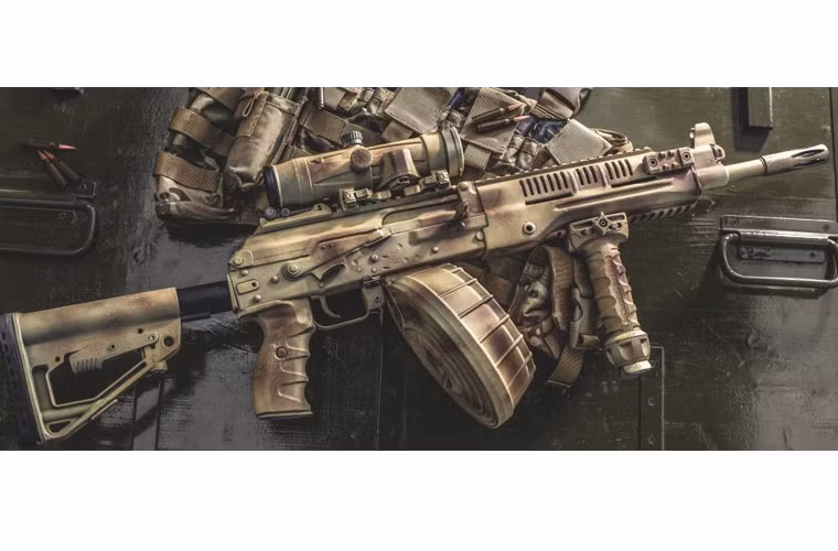 Điều gây ấn tượng đầu tiên và quan trọng nhất là loại súng máy này được trang bị các thanh ray picatinny để gắn phụ kiện chiến đấu như kính ngắm, đèn pin, đèn chỉ thị mục tiêu và nó còn có thể gắn ống hãm thanh để tiêu diệt những mục tiêu cần sự bí mật.