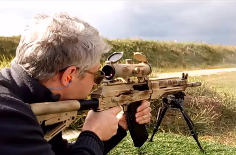 Trung liên RPK-16 bắn khoảng 700 viên đạn/phút và tầm bắn chính xác đến 800m. Nó có thể sử dụng loại đạn tương thích với AK-47 hoặc RPK-74.