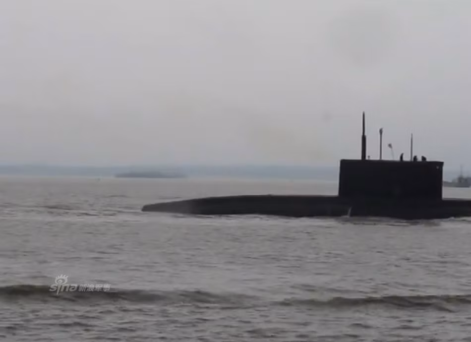 Tàu ngầm Bà Rịa - Vũng Tàu thuộc lớp Kilo 636 có lượng giãn nước gần 4.000 tấn, tốc độ bơi 20 hải lý/h, lặn sâu tối đa 300m. Nó có khả năng phát hiện mục tiêu ở khoảnh cách gấp 3-4 lần khả năng phát hiện của kẻ thù.