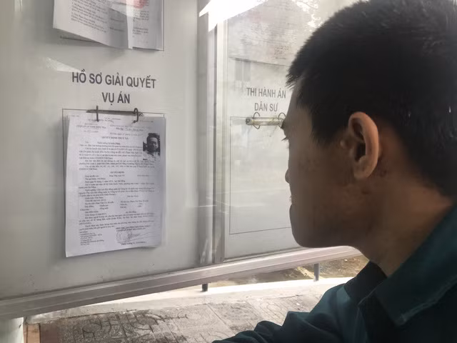 Quyết định truy nã ông Phan Văn Anh Vũ được dán tại một địa điểm tại TP Đà Nẵng.