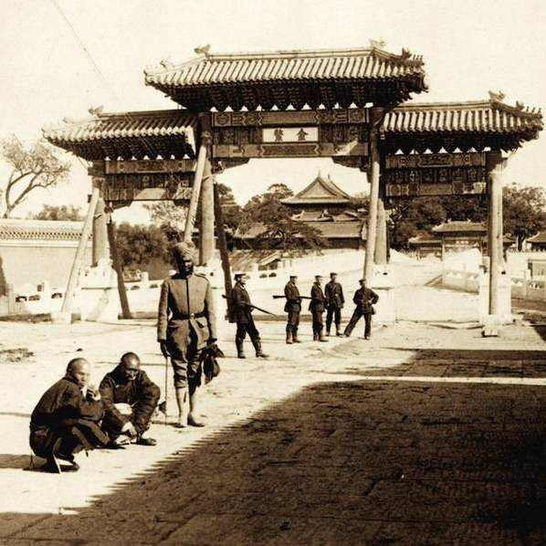 Ban đầu, lực lượng liên quân 8 nước này có 30.000 quân, về sau con số này tăng lên đáng kể. Trong ảnh, nhóm 6 lính thuộc liên quân 8 nước đang đứng gác tại một địa điểm ở Trung Quốc. (Nguồn ảnh Ifeng).