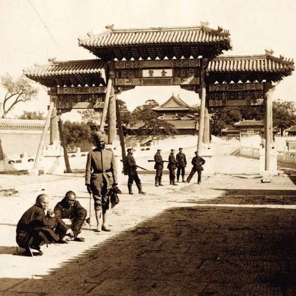 Ban đầu, lực lượng liên quân 8 nước này có 30.000 quân, về sau con số này tăng lên đáng kể. Trong ảnh, nhóm 6 lính thuộc liên quân 8 nước đang đứng gác tại một địa điểm ở Trung Quốc. (Nguồn ảnh Ifeng).