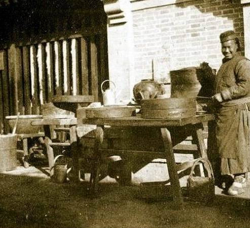 Một người dân lao động Trung Quốc đang cười tươi trước ống kính máy ảnh.